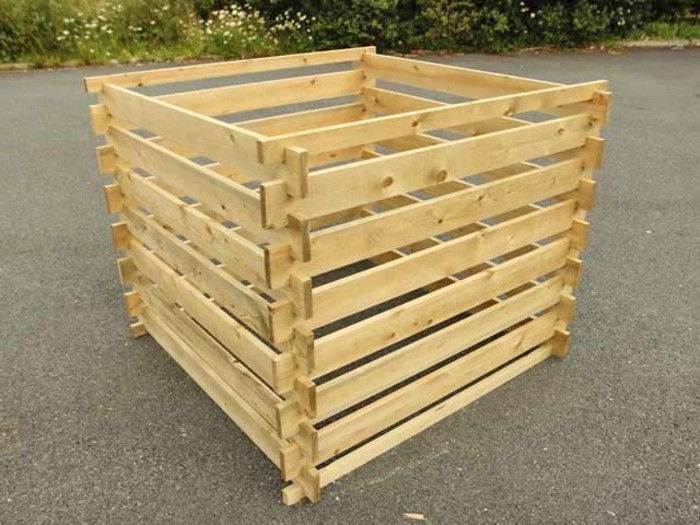 Hier laten we u een geweldige nieuwe en zeer mooie houten composter zien - geweldig idee voor tuinontwerp