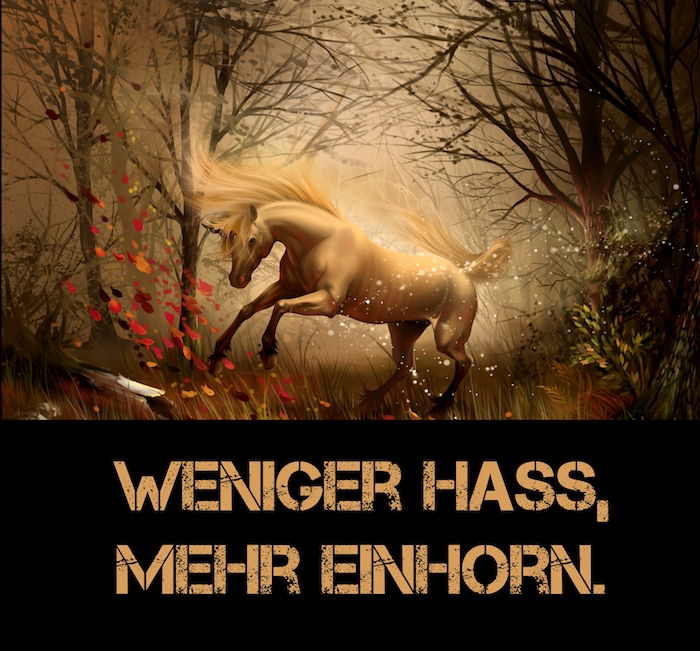 en vild vit enhörning med svarta ögon och ett horn och gult man, skog med träd och apelsinblad, en enhörningståg