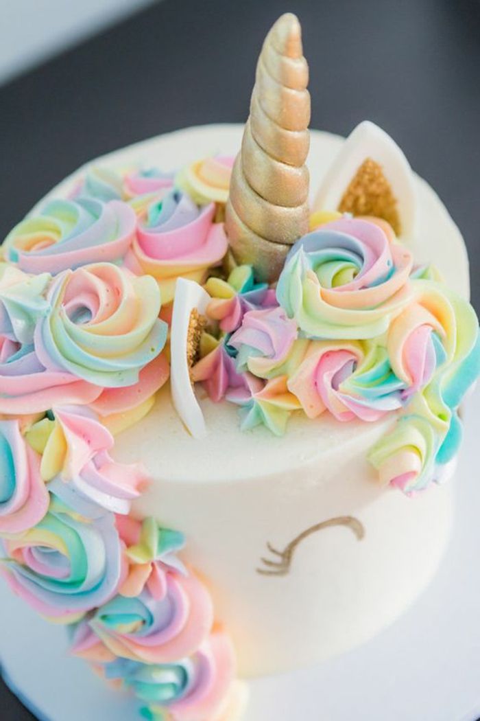 tortas grandes unicórnio - aqui é uma torta com um unicórnio com juba colorida