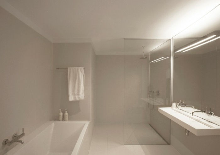 pra-pra-walk-in-sprcha-in-skle-minimalistický-bad-s-nepriamym osvetlením