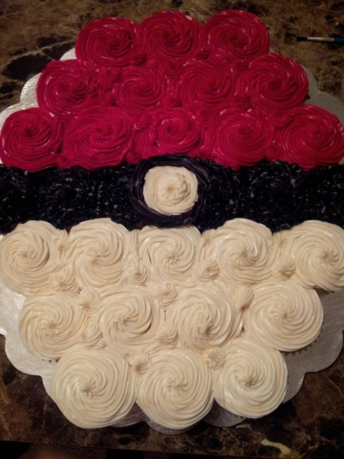 uma deliciosa torta de pokemon com creme preto, vermelho e branco - parece uma pokebola