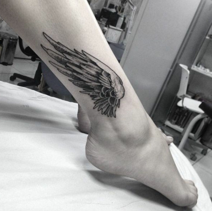 zelfs een fancy idee voor een kleine tattoo met zwarte engelenvleugels voor benen