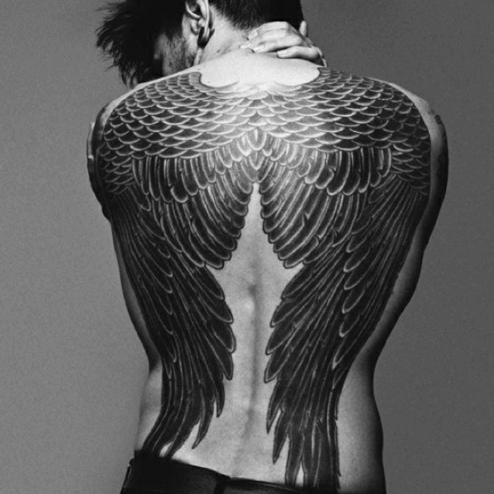 človeka z odlično, pravljico, tetovažo črnega angela - tukaj sta dve črni angelski krili z dolgimi črnimi perjem