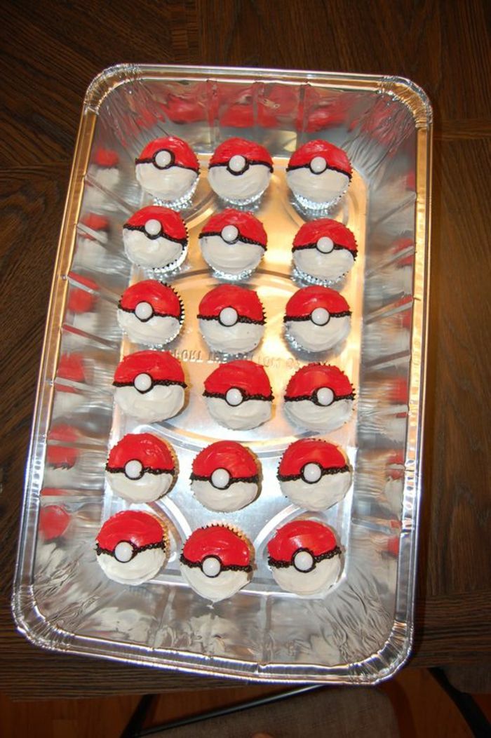 Idéia para pequenos bolos pokemon vermelhos que parecem pokebolas vermelhas