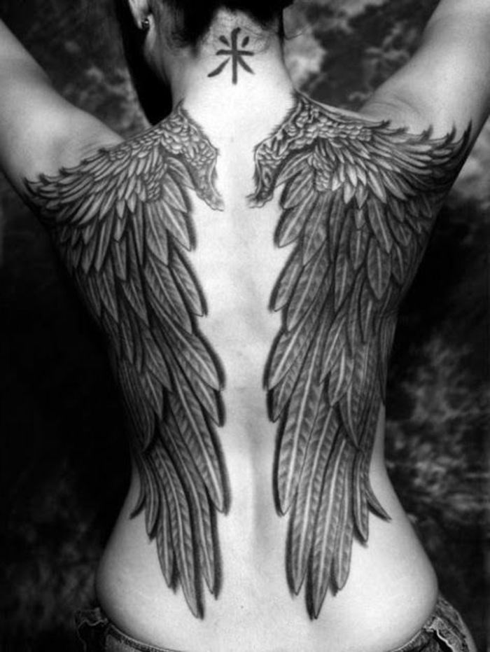 inspirerend idee voor een zwarte engelvleugeltatoegering voor vrouwen - tatoegering met een zwarte hiëroglief in de hals