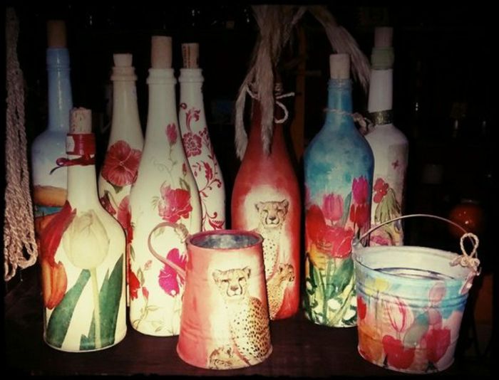 geweldige ideeën voor serviettechnik - flessen en emmers met servetten met roze en rode bloemen en papegaaien