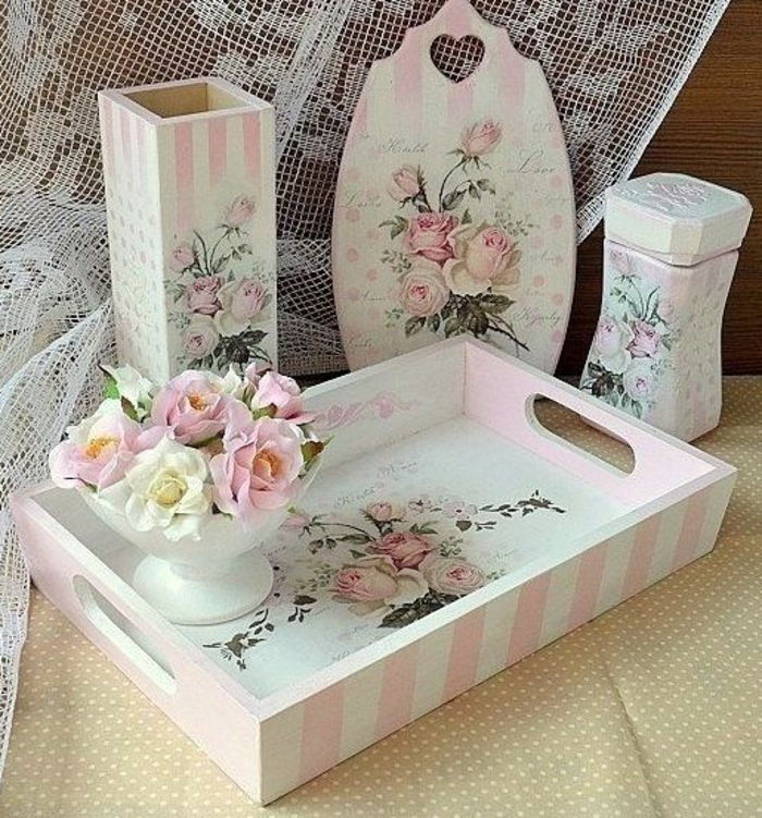 geweldige ideeën voor servettentechnologie met roze servetten - hier is een roze houten bord, een roze bord en twee vazen ​​met roze rozen