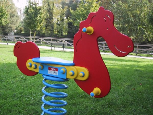 grande-swing-in-form-um equipamento de cavalo-jardim parque infantil