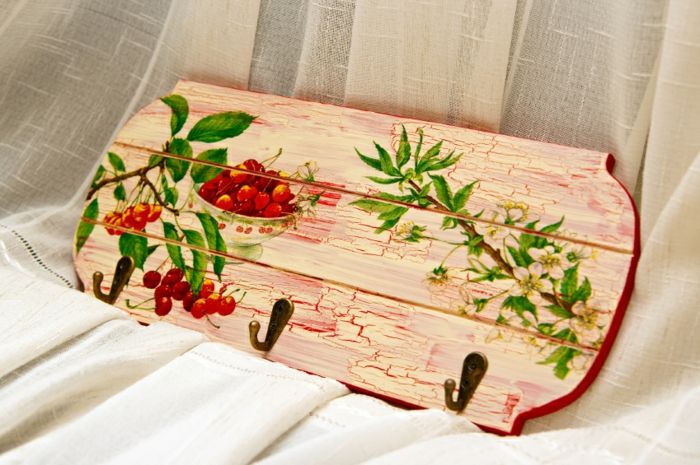 geweldige ideeën voor servettentechniek met roze servetten hier is een roze houten plank, een roze bord en twee vazen ​​met roze rozen