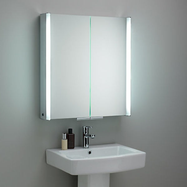 Didžiosios - vonios veidrodinė spintelė su apšvietimo idėja