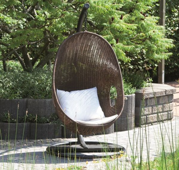 elegant-brown-rotan hangstoel-in-tuin