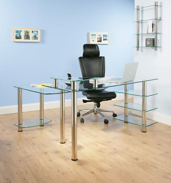 stor-office-med-desk-med-glasskiva trägolv
