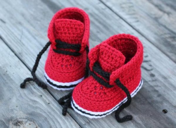 sapatos-grande-ideias-para-crochet-desportivas grande-design-crochet-bebê sapatos-em-vermelho