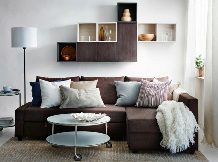 great-soffa-och elegant-kudde-färg cappuccino-och-vit-in-vardagsrum