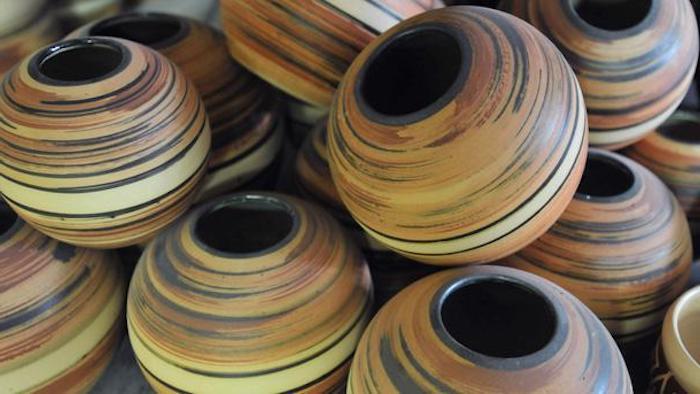 Flüßigkeitsgefäße de lut într-o formă rotundă, vopsea de argilă, ceramică