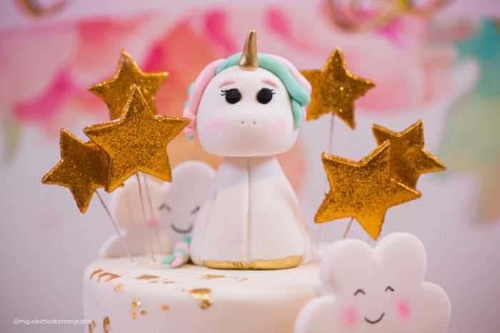 Torta z enobarvo, zlate zvezde in sladki oblaki za otroški tuš, lepe dekorativne ideje