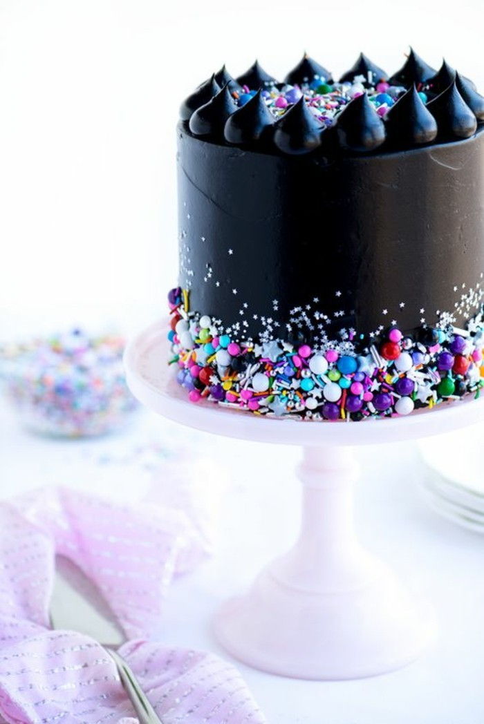 pie-till-18-födelsedag födelsedagstårtor-fascinerande-svart-pie-färg-Suesse-deco
