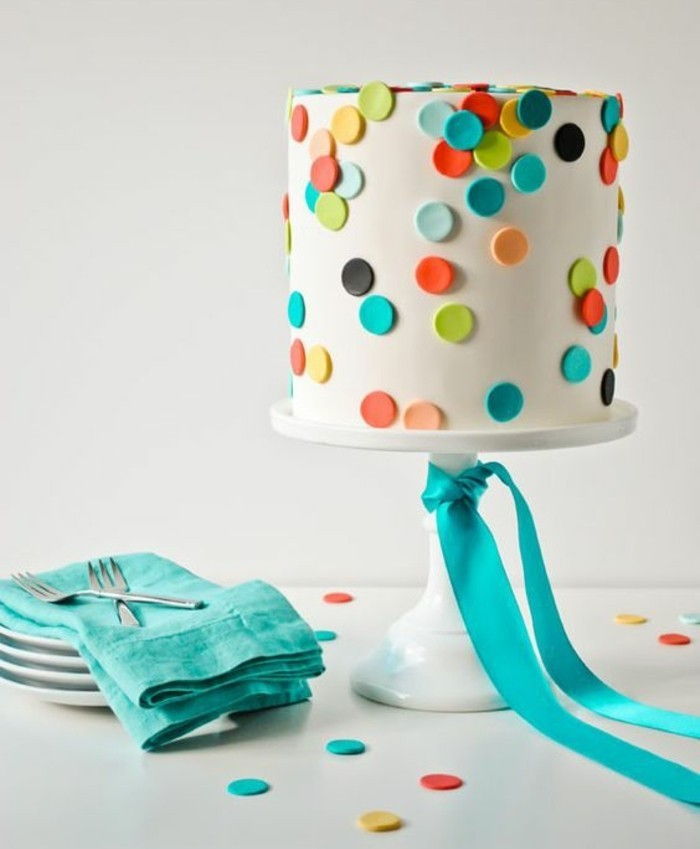 pie-k-18-narodeniny Geburtstagstorten-tischdeko-a-geburtstagstorte kombinovanie-bodkovaný koláč