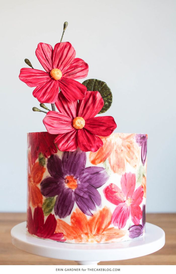 Gjør bursdagskake selv, dekorere med dekorative blomster, et virkelig kunstverk