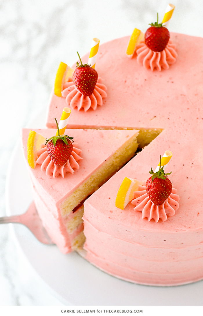 Bursdagsfest om sommeren, forbereder en kake med jordbær og sitron, fantastiske ideer