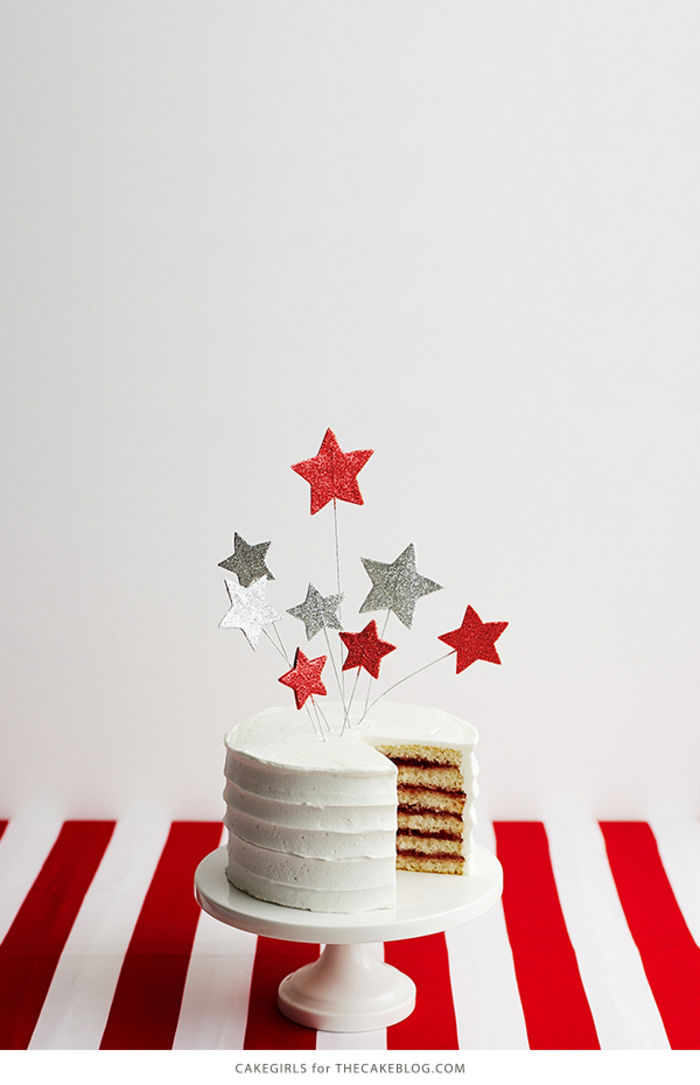 Bursdagskake med hvit krem, dekorert med stjerner, gode ideer til en uforglemmelig bursdagsfest