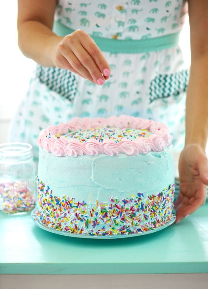 prepare um bolo de aniversário, planeje e organize uma festa de aniversário inesquecível