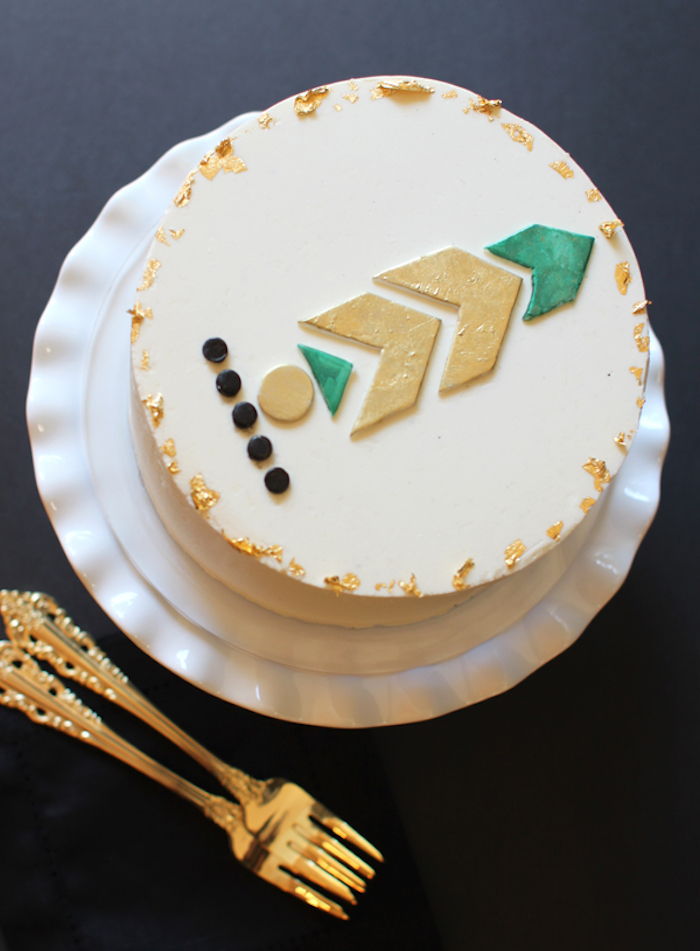 torta di compleanno decorata con figure bianche e fondente