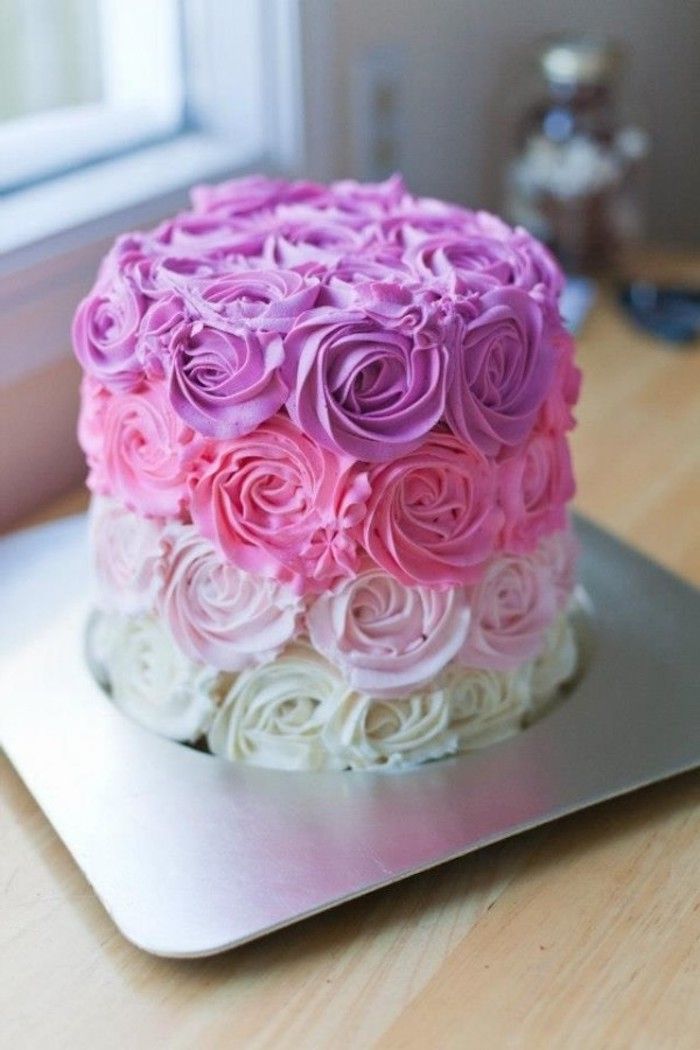 verjaardagstaart versierd met ombre-look met rosan gemaakt van buttercream