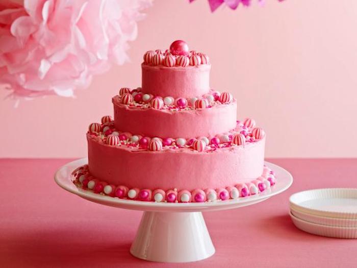 födelsedagkräm i rosa med buttercream och sockerpärlor