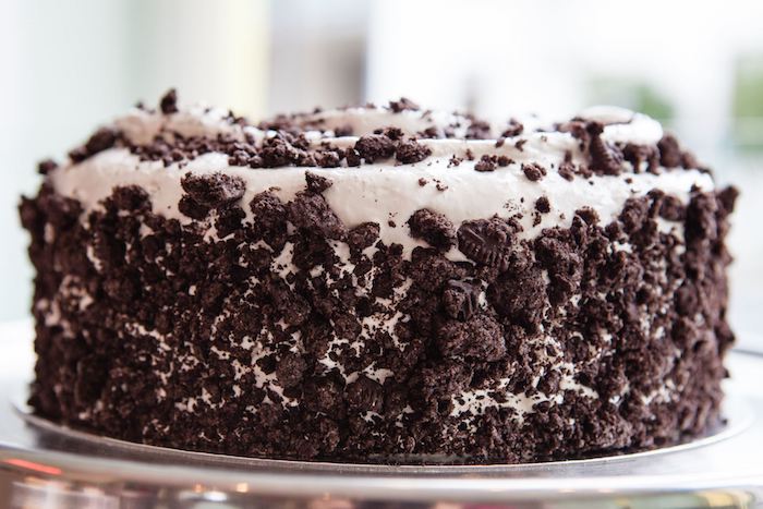 torta di compleanno con crema e cioccolato, biscotti oreo