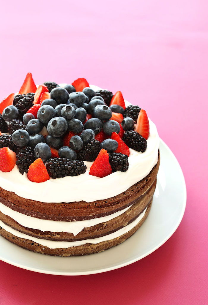 torta di compleanno con frutta, torta con fragole, lamponi e mirtilli