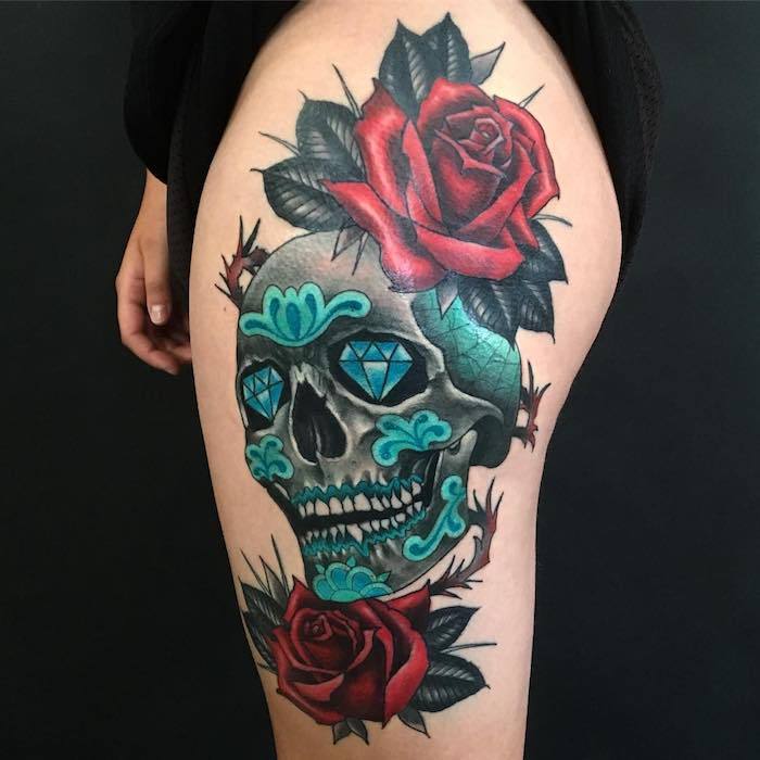 tatuaż z różami czaszki - czaszka z dwoma niebieskimi diamentami i dwiema dużymi czerwonymi różami z zielonymi liśćmi