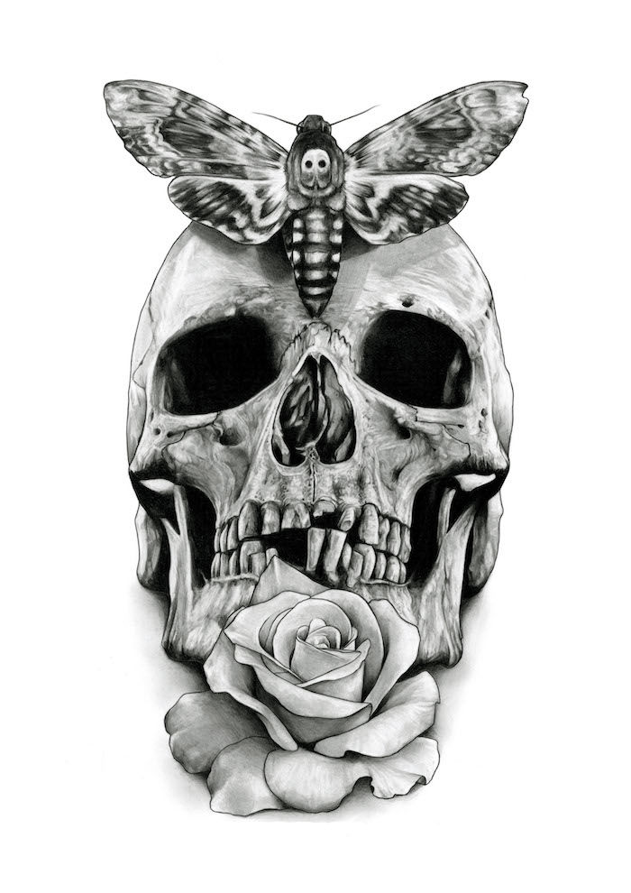 en stor svart sommerfugl og en hodeskalle og en stor hvit rose - kraniet tatovering mening
