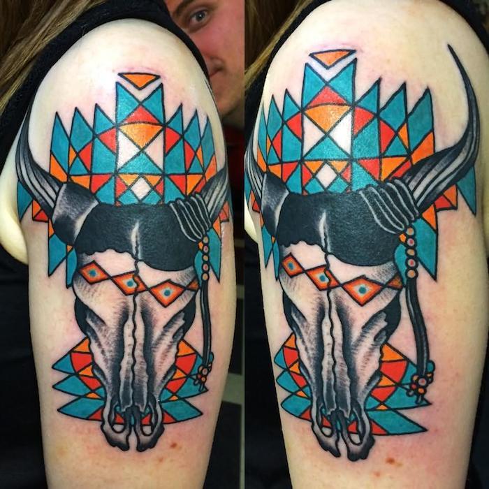 Rankas su tatuiruotėmis su gyvūno kaukolėmis su juodais ragais