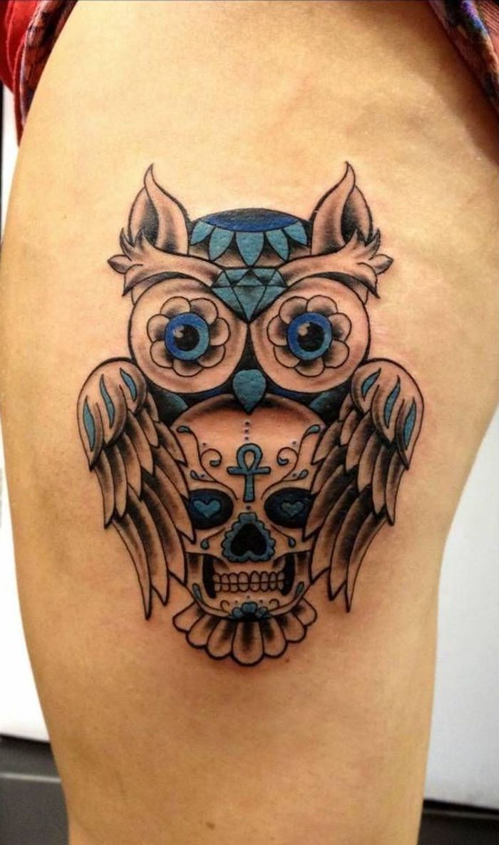 o idee pentru un tatuaj de bufniță cu un craniu și un mic uhu cu ochi albaștri