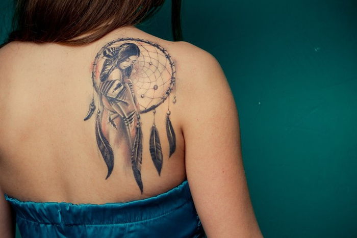 Inspirație pentru următorul tău tatuaj, visător și gheișă, tatuaj înapoi pentru femei
