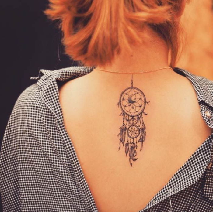 puikios moterų tatuiruotės motyvų idėjos, svajonių gaudytojas su mėnuliu, tatuiruočių su simbolika įkvėpimas