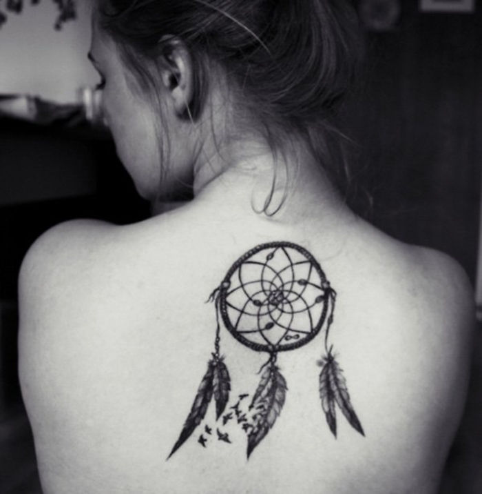 Tatuaj înapoi pentru femei, captura de vis, delicate motive feminine cu simbolism