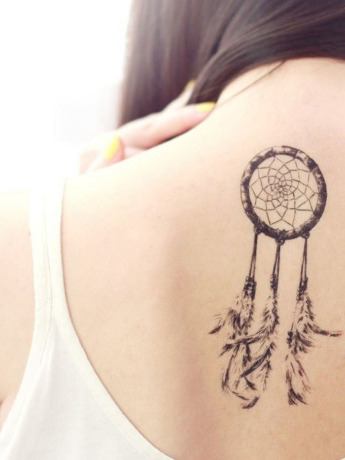 Tattoo pe spate, captura de vis, clasic in tatuajele feminine, impresionant si cu un inteles profund