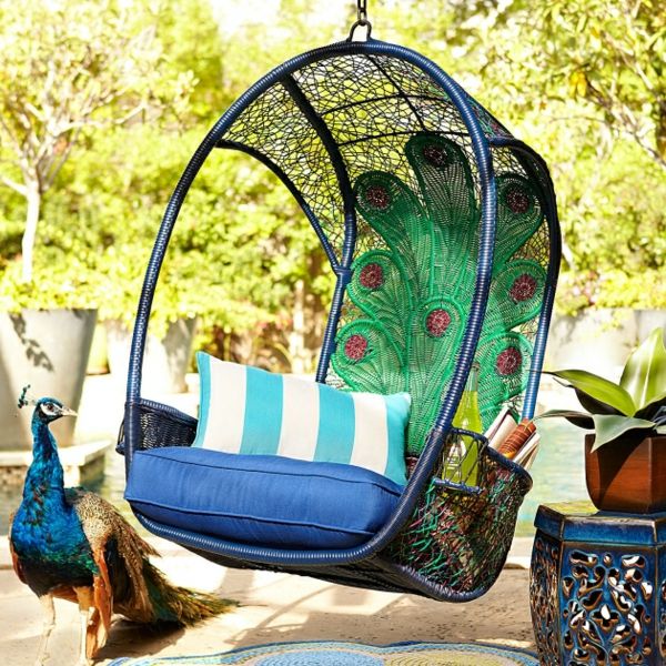 drömlik hängande stol-med-färgglad-fågelmotiv