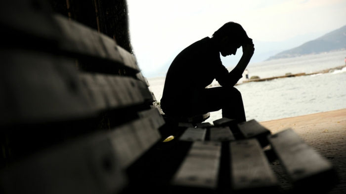 smutne tapety samotnego człowieka siedząc na brzegu