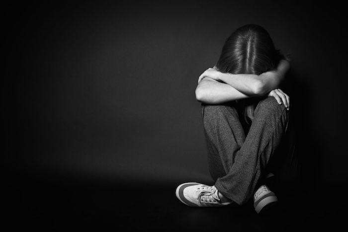 juoda siena ir liūdna jauna moteris, verkianti - čia yra kažkas liūdnas apie nuotraukas