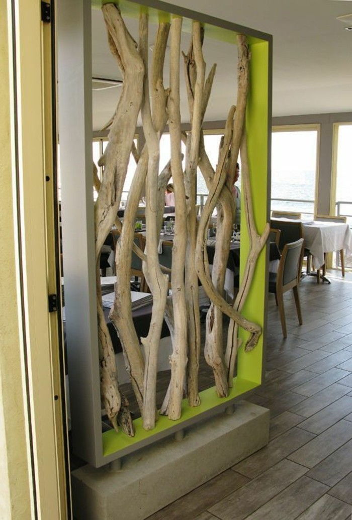 drivved-ast-bottom-of-trä-lagring partitioner-bord-stolar-restaurang