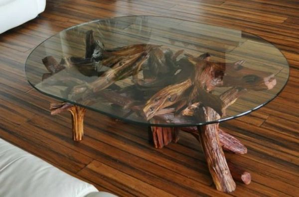 steklena miza z visečimi nogami - dekoracija za dnevno sobo