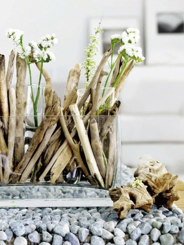 deco sticks driftwood și flori albe în sticlă