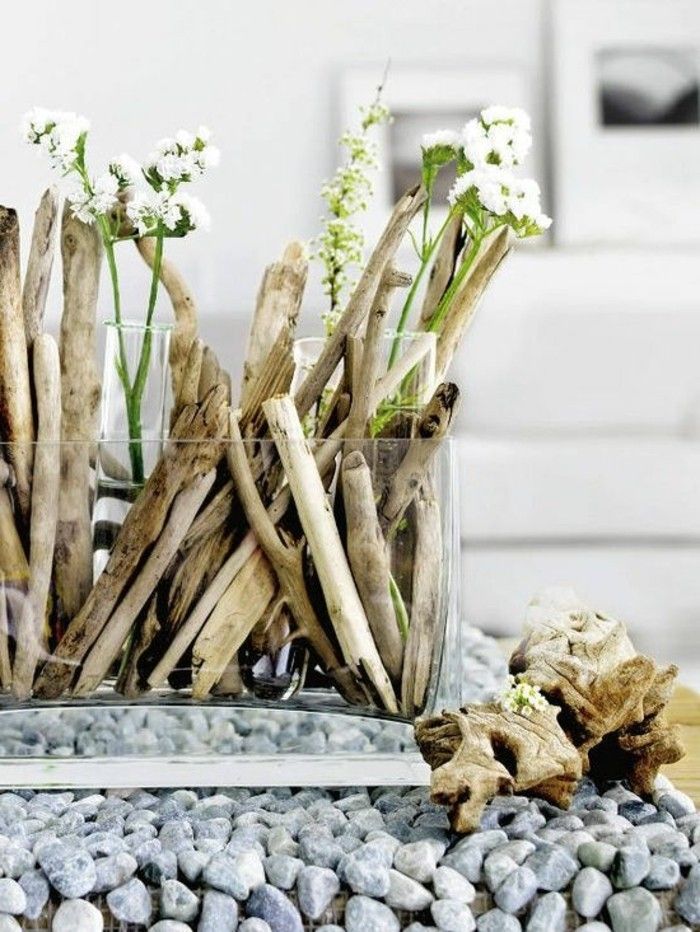 treibholzdeko glas vaser och vita-blommor-wood-small-steinchen-tischdeko