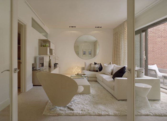 covor aur alb idee canapea fotoliu cu multe perne idee de design alb cameră
