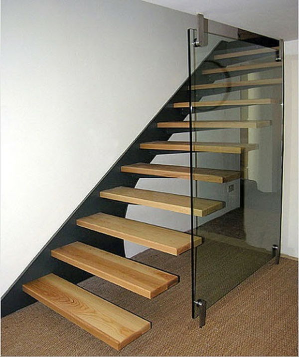 Sklenená stena pre bezpečnejšie plávajúce drevené schody