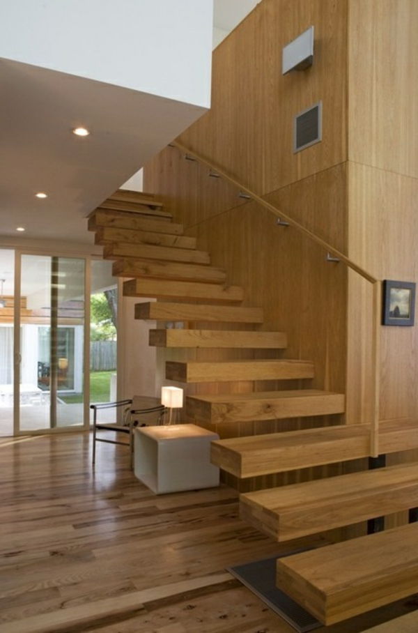ockra barva za prosto plavajoče lesene stopnice