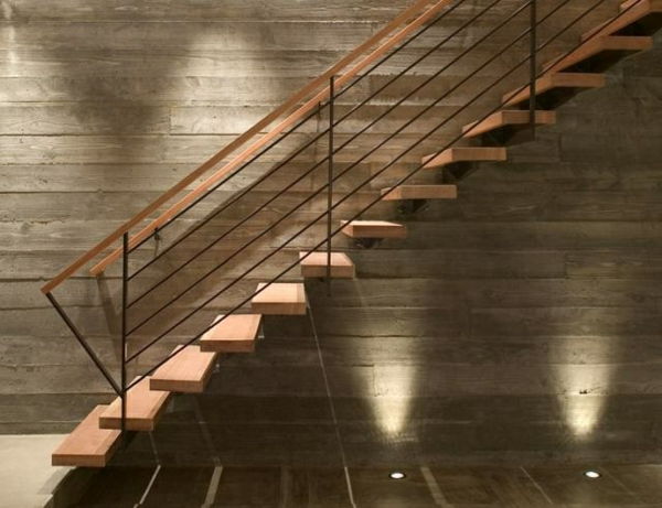 jednoduché osvetlenie pre moderný dizajn voľne plávajúceho dreveného schodiska